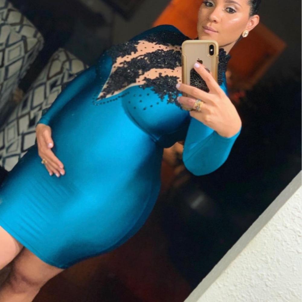 One size but fit like L or M strech a lot turquoise color